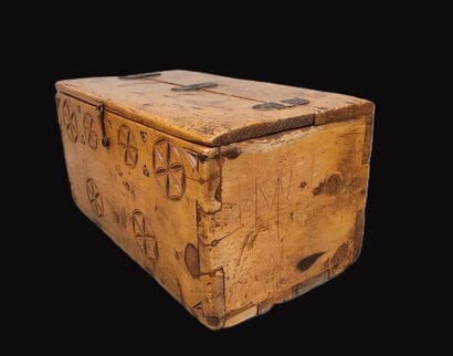 QUEYRAS. Coffre en mélèze ouvrant sur le...