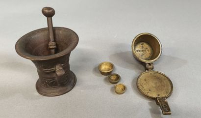 Lot : - socle en bois sculpté 18ème siècle...