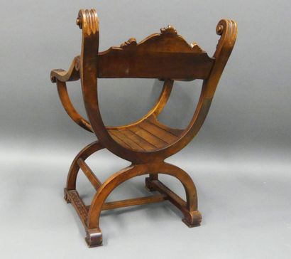 Fauteuil Dagobert en noyer sculpté à décor...