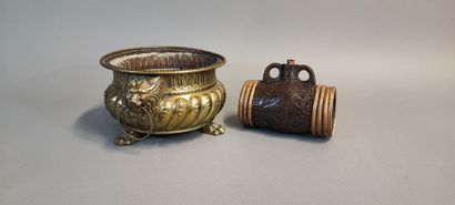 Jardinière en laiton repoussé, les prises...