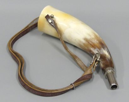 Trompe de chasse en corne. 
L.: 27 cm
