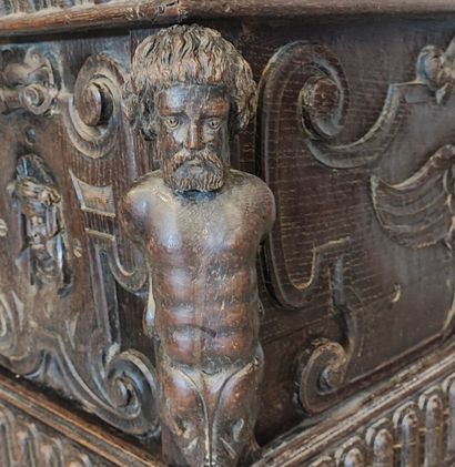 Coffre rectangulaire en bois richement sculpté...