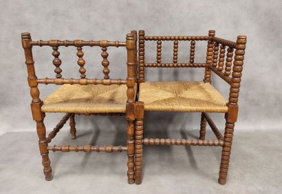 Deux chaises d'angle en bois tourné, assise...