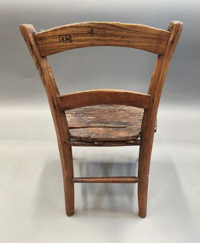 Petite table de toilette en pin verni ouvrant...