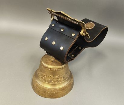 Jura OBERTINO Jean. Cloche de vache en bronze,...