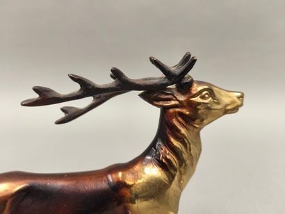 Cerf en métal doré et patiné, sur une base...
