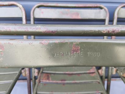 Neuf chaises militaires pliantes en métal...