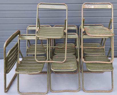 Neuf chaises militaires pliantes en métal...