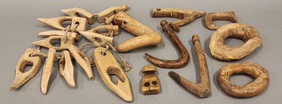Set of nine wooden pieces: hay kit components,...