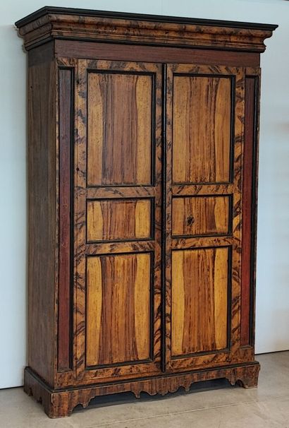 Armoire en pin mouluré peint en trompe-l'œil...