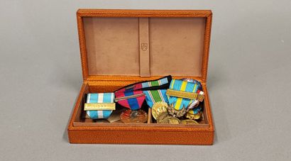 n
Lot de médailles militaires et insignes...