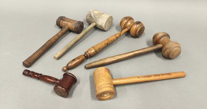 Suite of 16 wooden hammers, bronze, advertising...