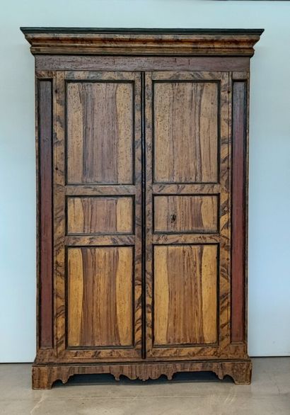 Armoire en pin mouluré peint en trompe-l'œil...