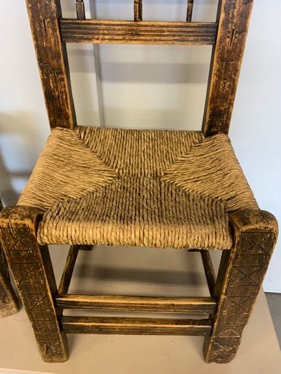 QUEYRAS. Paire de chaises en pin cembro et...