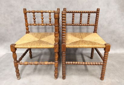 Deux chaises d'angle en bois tourné, assise...