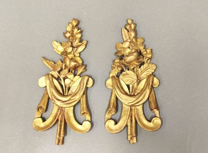 Two decorative elements in carved and gilded...