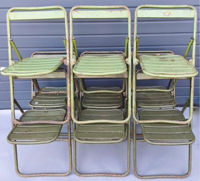 Neuf chaises militaires pliantes en métal...