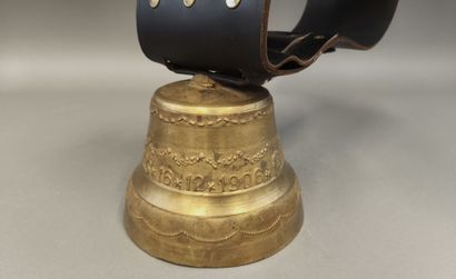 Jura OBERTINO Jean. Cloche de vache en bronze,...