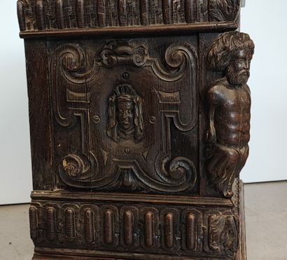 Coffre rectangulaire en bois richement sculpté...