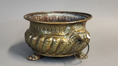 Jardinière en laiton repoussé, les prises...