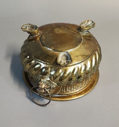 Jardinière en laiton repoussé, les prises...