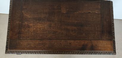 Coffre rectangulaire en bois richement sculpté...