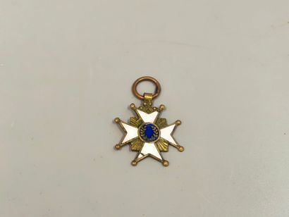 Insigne émaillé à la croix à quatre branches...