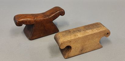 Lot comprenant : - Deux éléments en bois....