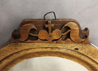 Petit miroir cadre bois, le fronton à décor...