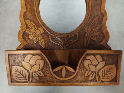 Un porte-lettre en bois avec son miroir à...