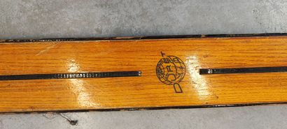 Paire de skis en bois de marque Duret Contreplaqué...