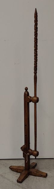 Lot comprenant : - Rouet en bois à décor...