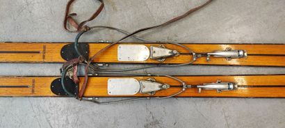 Paire de skis en bois de marque Duret Contreplaqué...