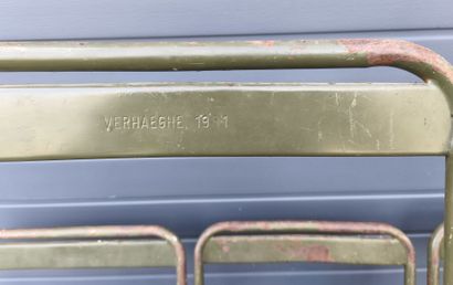 Neuf chaises militaires pliantes en métal...