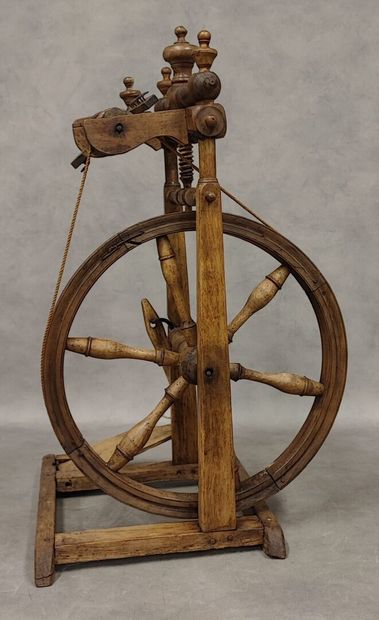 Lot comprenant : - Rouet en bois à décor...