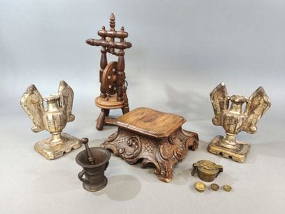 Lot : - socle en bois sculpté 18ème siècle...