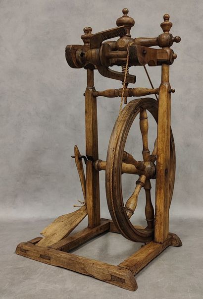 Lot comprenant : - Rouet en bois à décor...