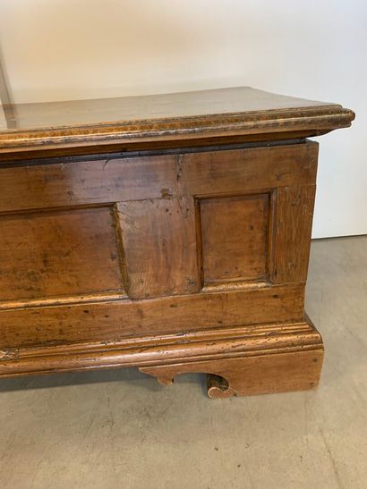 ITALIE. Coffre dit cassone en noyer mouluré...