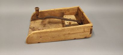 Wooden bread slice, wrought-iron blade.
Oxidation...