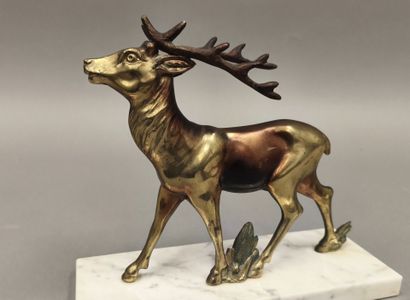 Cerf en métal doré et patiné, sur une base...