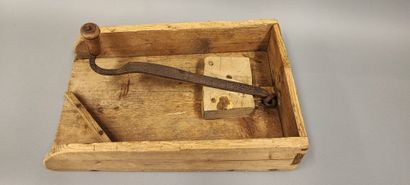 Wooden bread slice, wrought-iron blade.
Oxidation...