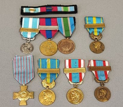 n
Lot de médailles militaires et insignes...