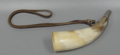Trompe de chasse en corne. 
L.: 27 cm