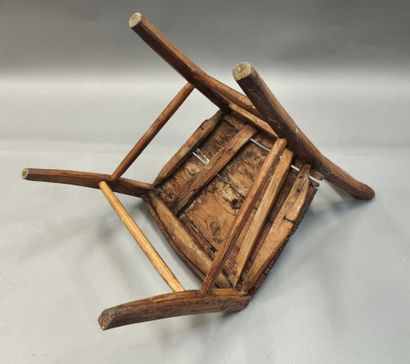 Petite table de toilette en pin verni ouvrant...