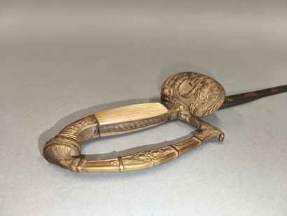 Epée d'officier, fusée à plaquettes en nacre...