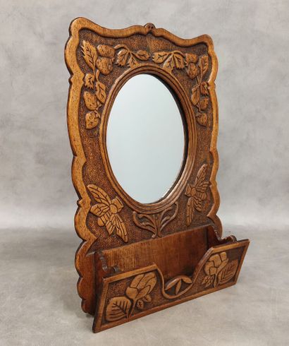 Un porte-lettre en bois avec son miroir à...
