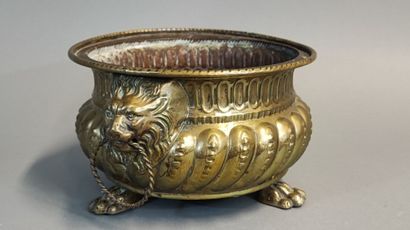 Jardinière en laiton repoussé, les prises...