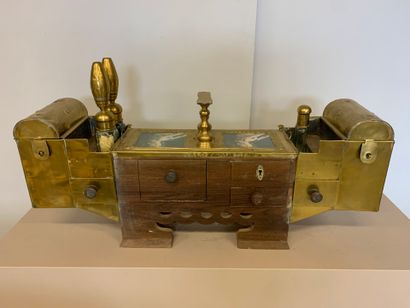 Meuble de cirage en bois plaqué de laiton...