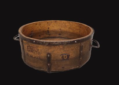 Quarte en bois gravée LARIVE ST JEAN 1843.
Diam.:...