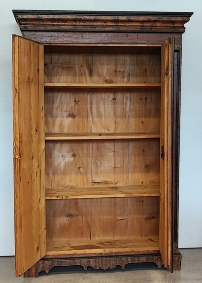 Armoire en pin mouluré peint en trompe-l'œil...
